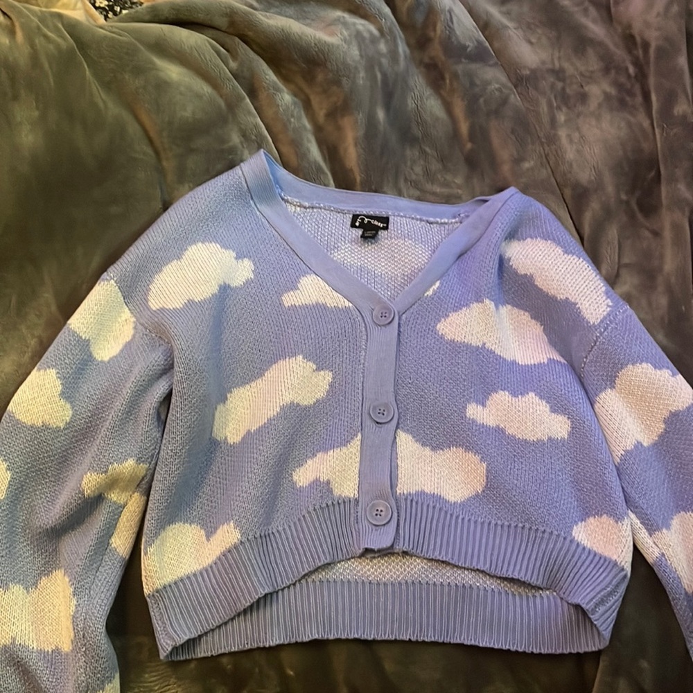 I'm selling a light weight thin cloud sweater. Size:10-12 from:target price:10$.